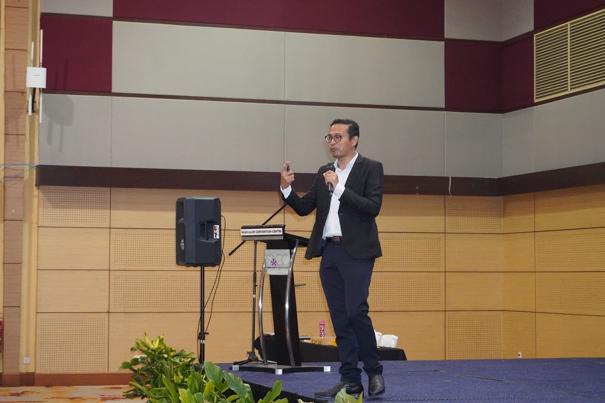 SEMINAR DAN LATIHAN PERTANIAN PESERTA LAMAN HIJAU STRATA 2.0 NEGERI SELANGOR MASA: 8.30 PAGI HINGGA 6.00 PETANG TEMPAT: SHAH ALAM CONVENTION CENTRE (SACC) PERASMIAN PENUTUP OLEH: Y.B. PUAN RODZIAH BINTI ISMAIL EXCO PERUMAHAN, KESEJAHTERAAN BANDAR DAN