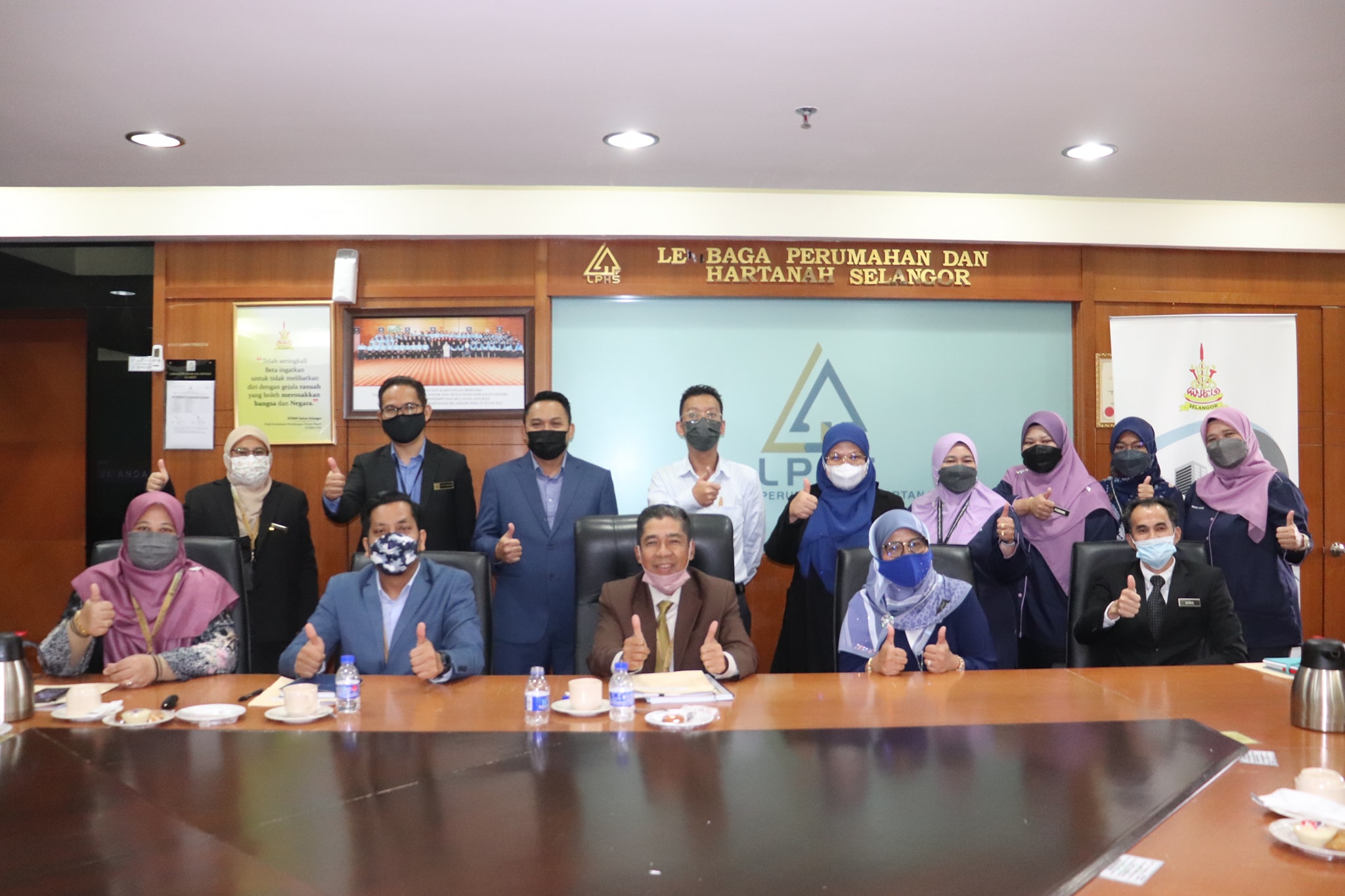 Lawatan Delegasi Lembaga Perumahan Dan Hartanah Pahang (LPHP) LAWATAN DELEGASI LEMBAGA PERUMAHAN DAN HARTANAH PAHANG (LPHP) KE LEMBAGA PERUMAHAN DAN HARTANAH SELANGOR (LPHS) DIKETUAI DELEGASI LPHP PUAN ISMAYATI BINTI ISMAIL (SETIAUSAHA BAHAGIAN)
