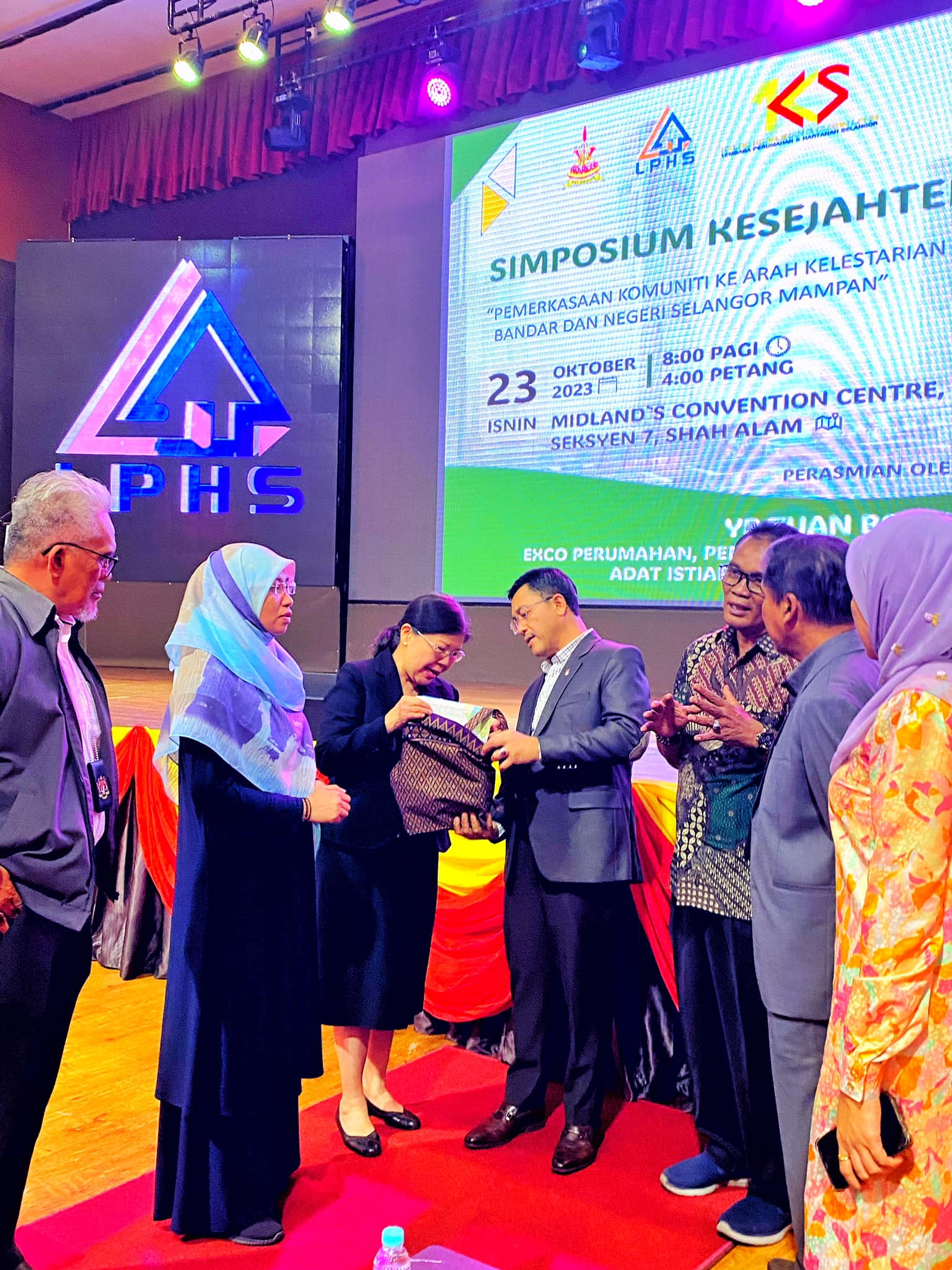 Simposium Kesejahteraan Bandar LPHS 23 Oktober 2023 ~ Simposium Kesejahteraan Bandar dengan tema "Pemerkasaan Komuniti ke Arah Kelestarian Bandar dan Negeri Selangor Mampan" bertempat di Midlands Convention Centre. Simposium anjuran Lembaga Perumahan
