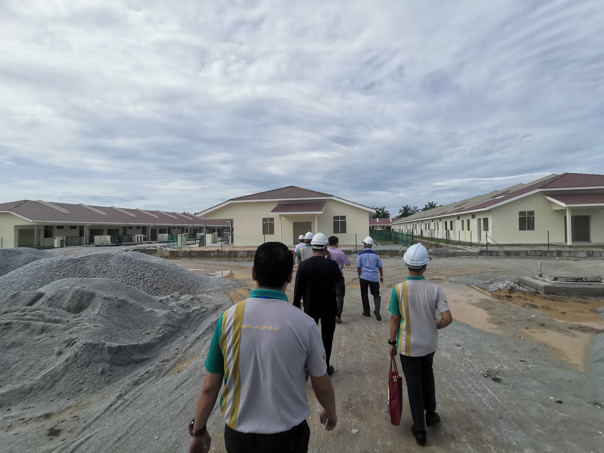Lawatan Tapak Pengarah Eksekutif LPHS Di Mukim Morib LAWATAN TAPAK PENGARAH EKSEKUTIF LPHS BAGI PEMANTAUAN PEMBANGUNAN PANGSAPURI RUMAH SELANGORKU MORIB ANGGUN DAN RUMAH TERES SELANGORKU 1 TINGKAT 20' X 60' DI MUKIM MORIB, DAERAH KUALA LANGAT TARIKH: