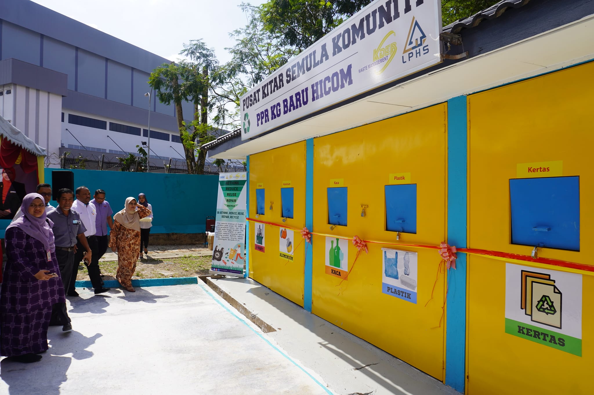 MAJLIS PERASMIAN PUSAT KITAR SEMULA PPR KAMPUNG BARU HICOM MASA: 11.00 PAGI BERTEMPAT: BLOK B, PPR HICOM DISEMPURNAKAN OLEH: Y. B. PUAN RODZIAH BINTI ISMAIL EXCO PERUMAHAN, KESEJAHTERAAN BANDAR DAN PEMBANGUNAN USAHAWAN NEGERI SELANGOR