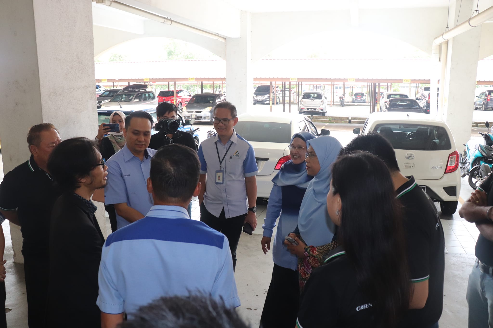 MAJLIS PELANCARAN PEMASANGAN LAMPU LED DI BAWAH PROGRAM INISIATIF BANGUNAN HIJAU MAJLIS PELANCARAN PEMASANGAN LAMPU LED DI BAWAH PROGRAM INISIATIF BANGUNAN HIJAU DI PANGSAPURI VISTA SERI PUTRA, BANDAR SERI PUTRA, KAJANG DISEMPURNAKAN OLEH: YB PUAN HA